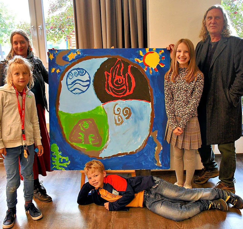 Die Künstler Janette Wilke und Piet Letz mit Alvin (l.), Paul und Evelina vor ihrem Bild der vier Elemente. Mitgemalt hat auch Mitschülerin Durda.