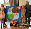 Die Künstler Janette Wilke und Piet Letz mit Alvin (l.), Paul und Evelina vor ihrem Bild der vier Elemente. Mitgemalt hat auch Mitschülerin Durda.