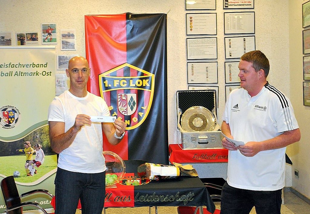 Staffelleiter Tobias Petzke und und Dirk Roswandowicz (links), Präsident des SC Magdeburg, losten den Kreispokal aus.
