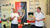 Staffelleiter Tobias Petzke und und Dirk Roswandowicz (links), Präsident des SC Magdeburg, losten den Kreispokal aus.