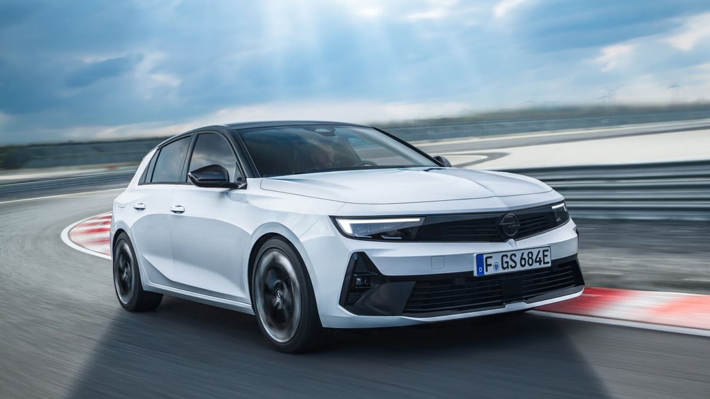 Opel bringt das Kultkürzel GSe zurück und kennzeichnet damit künftig besonders sportliche Modelle. Der Astra GSe macht den Anfang.
