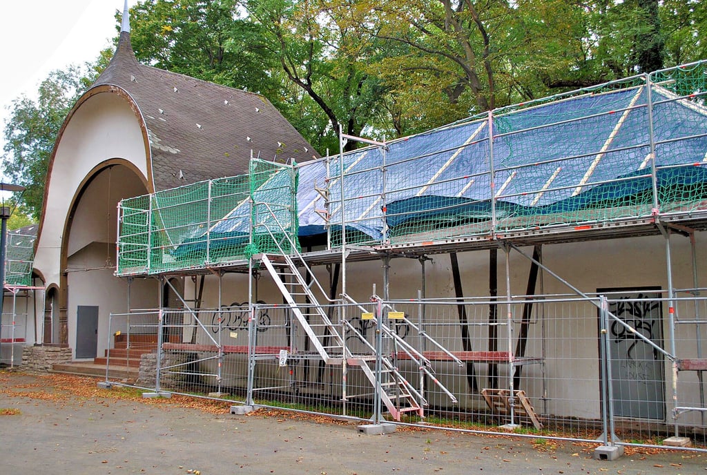 Für rund 325.000 Euro werden momentan das Dach und Teile der Fassade des Musikpavillons am Kurhaus Bernburg instandgesetzt.