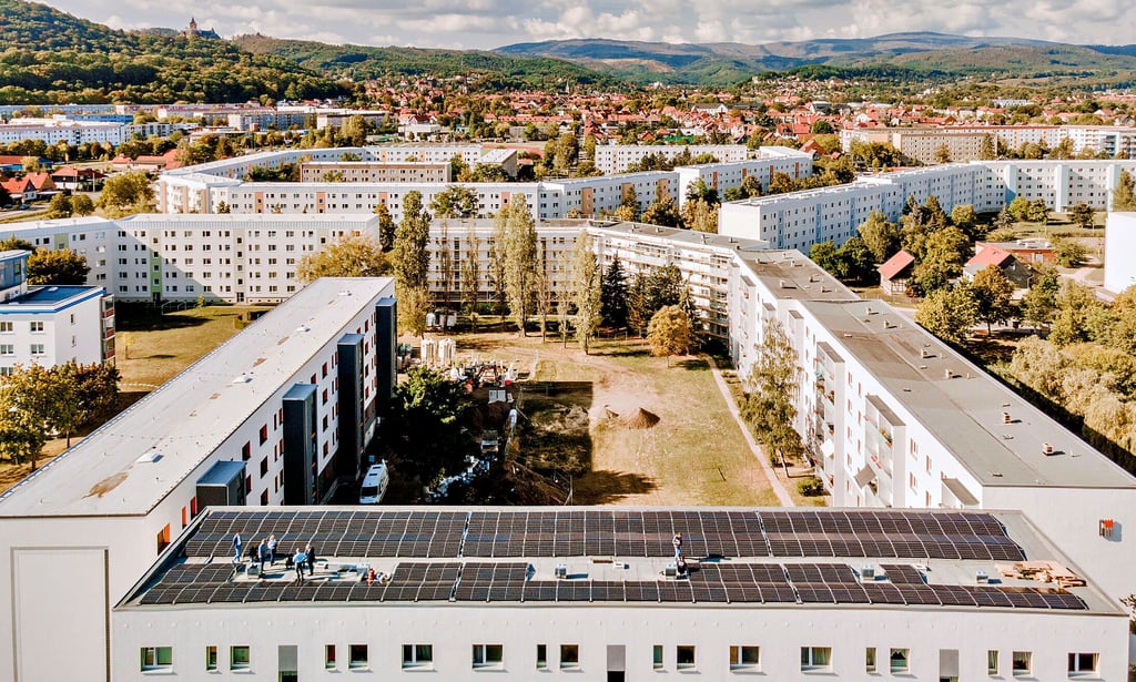 Auf einem Wohnblock im Stadtfeld sollen 178 Photovoltaik-Module mit einer Fläche von 324 Quadratmetern den jährlichen Strombedarf der Mieter der Dr.-Jacobs-Straße 6 bis 8 decken.