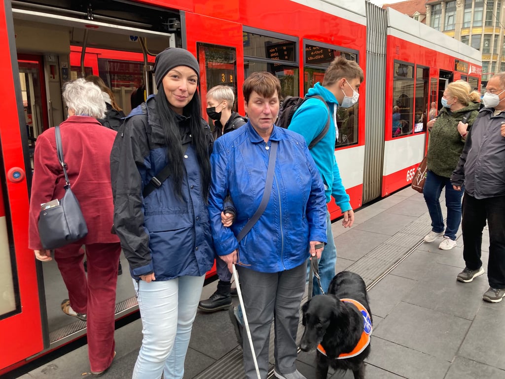 Gut angekommen: Dolores Rehbein (rechts) und Moblitätshelferin Anne Ziffus haben nach einer gemeinsamen Straßenbahnfahrt den Marktplatz erreicht.