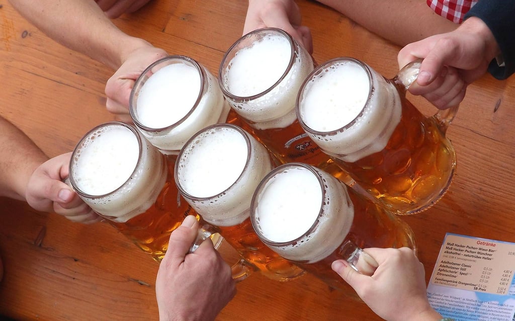 Bier aus Maßkrügen gehört zum Oktoberfest dazu - so auch in Lützen, wenn der Historische Feuerwehrverein zum inzwischen dritten Oktoberfest in den Gasthof "Roter Löwe" nach Lützen einlädt.