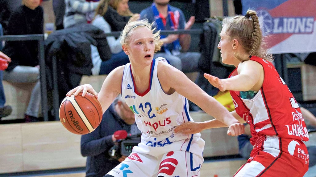 Laura Hebecker (l.) war als dynamische und treffsichere Flügelspielerin Leistungsträgerin der Lions.