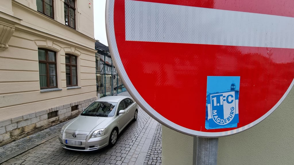 Geht die Fanliebe in solchen Fällen zu weit? Aufkleber wie die vom Magdeburger Fußballclub finden sich überall in der Stadt. Sie sorgen gerade auf Straßenschildern immer wieder für Probleme.