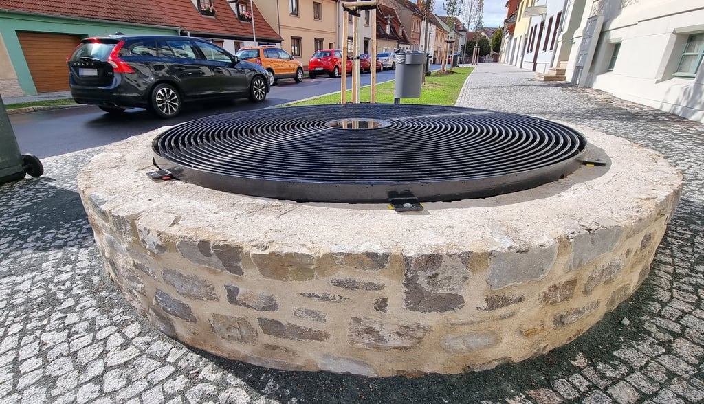 Zum Aufmauern der Brunnenumrandung fehlen noch spezielle Kalksteine.