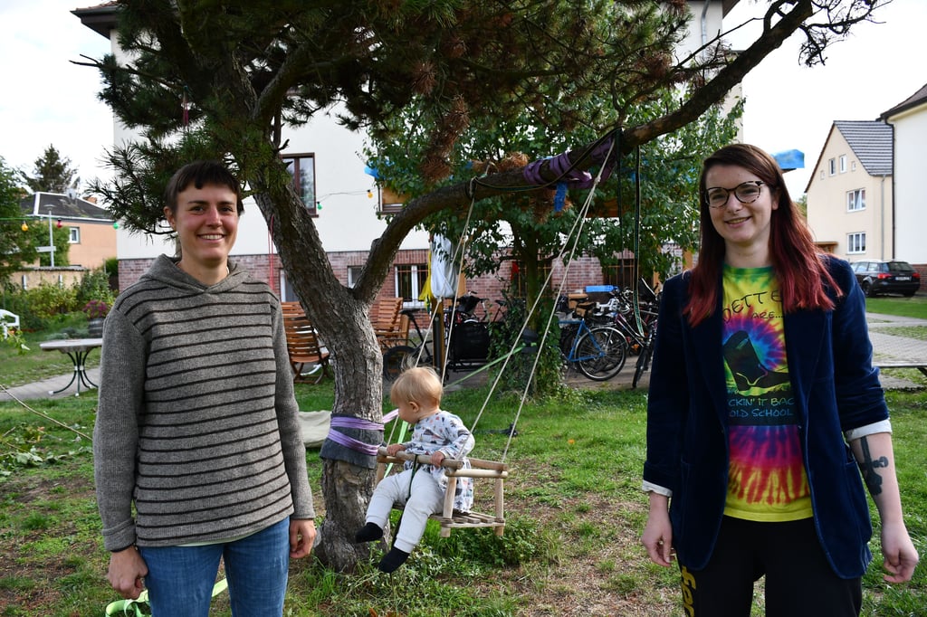 Leonie Steinherr (l.) und Lisa Jäkel wohnen in Magdeburg in alternativen Hausprojekten.
