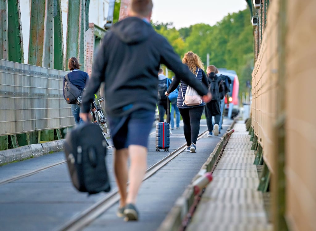 Schienenersatzverkehr mal anders: Weil Züge die marode Brücke nicht mehr befahren dürfen, müssen die Fahrgäste laufen.