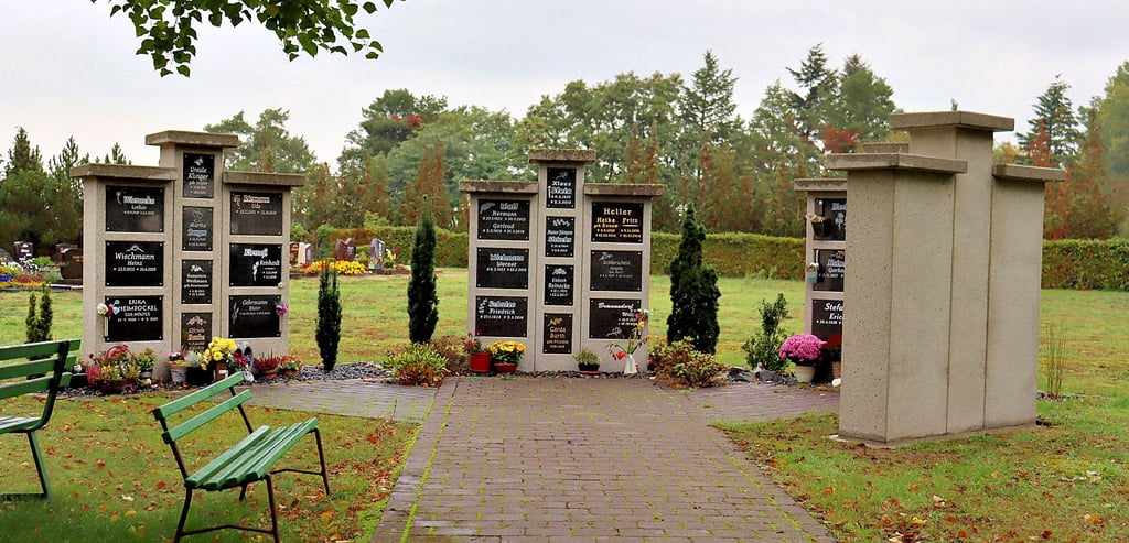 Mit der Anordnung der neuen Stele auf dem Kunrauer Friedhof (rechts) sind Ratsmitglieder und Einwohner nicht zufrieden.