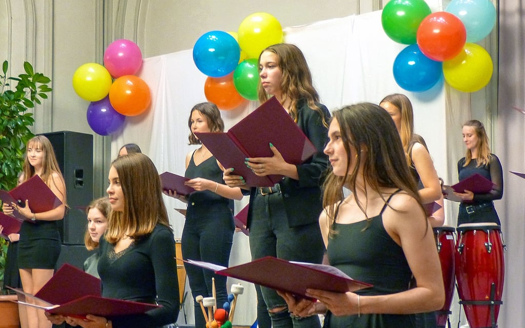 Nach der Coronapause gab es im vergangenen Jahr wieder Benefizkonzerte, der Oberstufenchor war mit dabei.