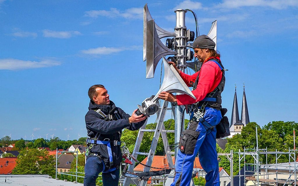 Der Sachbearbeiter für Brandschutz der Stadt Wanzleben, Steven Kraft (links), und Axel Oelze bei der Sireneninstallation auf der Gemeinschaftsschule im Jahr 2021.