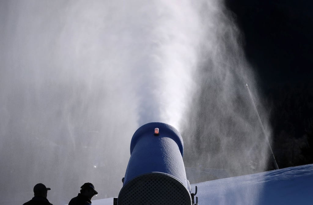 Liftbetreiber nutzen die morgendlichen frostigen Temperaturen zur Beschneiung ihrer Pisten.