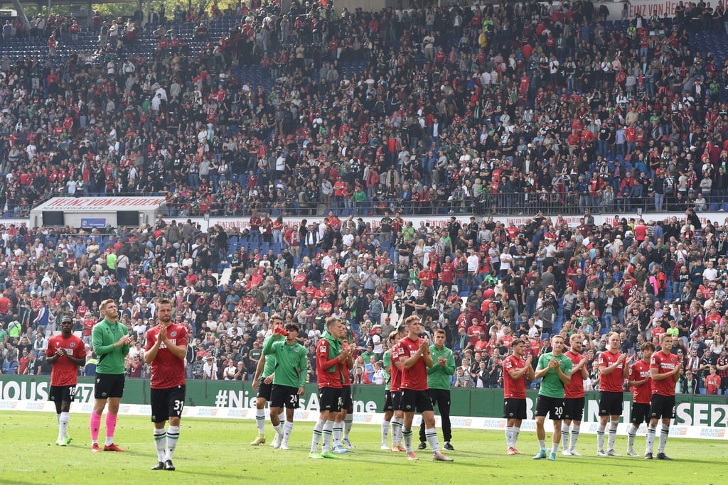 Hannovers Spieler stehen nach dem Schlusspfiff auf dem Feld.