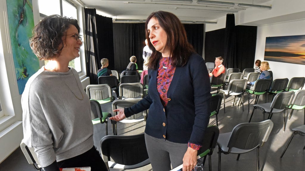 Isabelle Lehn (l.) und Nadia Terranova gastieren im Rahmen des Projektes „Transriva“ in Aschersleben.