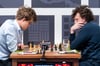 Magnus Carlsen (l) sitzt Hans Niemann in der dritten Runde beim Sinquefield Cup gegenüber.