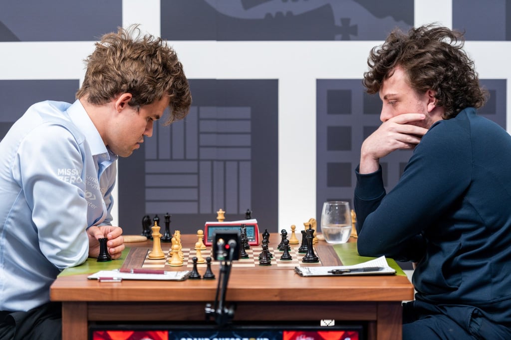 Magnus Carlsen (l) sitzt Hans Niemann in der dritten Runde beim Sinquefield Cup gegenüber.