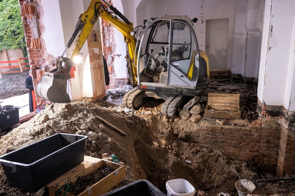Ein Bagger steht auf der Baustelle am bayerischen Landtag.