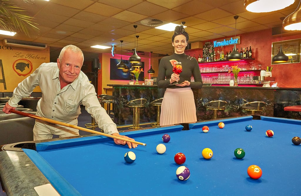 Inhaber Gerd Groß freut sich auf zahlreiche Gäste am Wochenende. Bianca Grimm wird an der Theke bunte Cocktails kredenzen.