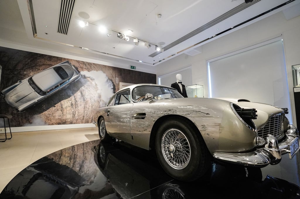 Ein Aston Martin DB5, Stuntcar aus dem Bond-Film „Keine Zeit zu sterben“, ist in London versteigert worden.