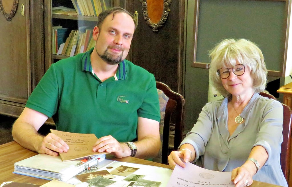 Regionalhistoriker und Autor Petrik Wittwika trifft Julia Bohn, die Urenkelin der Opel-Familie.