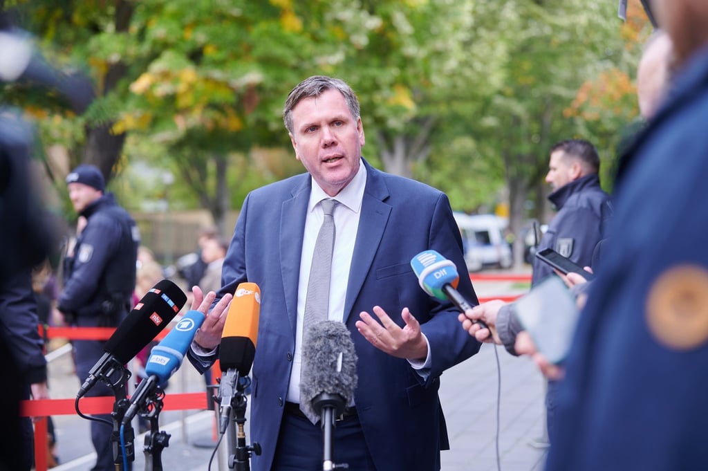 Torsten Akmann, Staatssekretär der Senatsverwaltung für Inneres und Sport, spricht in Berlin.