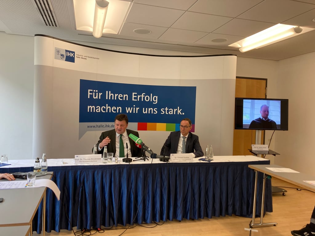 IHK-Hauptgeschäftsführer Thomas Brockmeier (links), Chemiepark-Chef Christof Günther und zugeschaltet per Video IHK-Präsident Steffen Keitel
