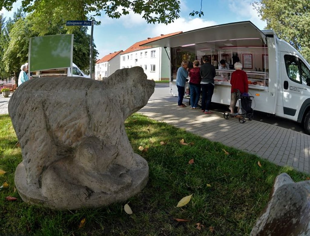 Fleischerwagen wie dieser dienen nicht nur als Versorgungsort, sondern gleichzeitig auch als Treffpunkt.