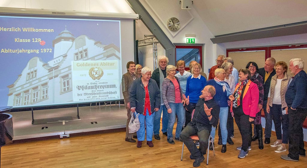 Die ehemalige Klasse 12R traf sich gestern im Philanthropinum aus Anlass ihres Goldenen Abiturs.