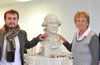 2015 fertigte der Bildhauer Yaroslaw Borodin - hier mit der langjährigen Geschäftsführerin der Fasch-Gesellschaft Inge Werner - eine Büste von Johann Friedrich Fasch an und gab dem Komponisten, von dem keine bildliche Darstellung existiert, ein Gesicht.