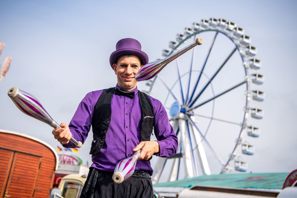 Ein Jongleur steht auf dem 415. Kramermarkt Oldenburg.