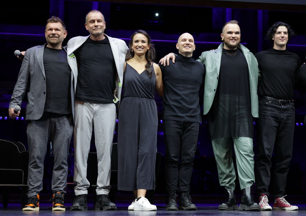 Die Komponisten Peter Plate und Ulf Leo Sommer (l-r) stellten mit Darstellern der Presse das Musical „Romeo & Julia - Liebe ist Alles“ in Berlin vor.