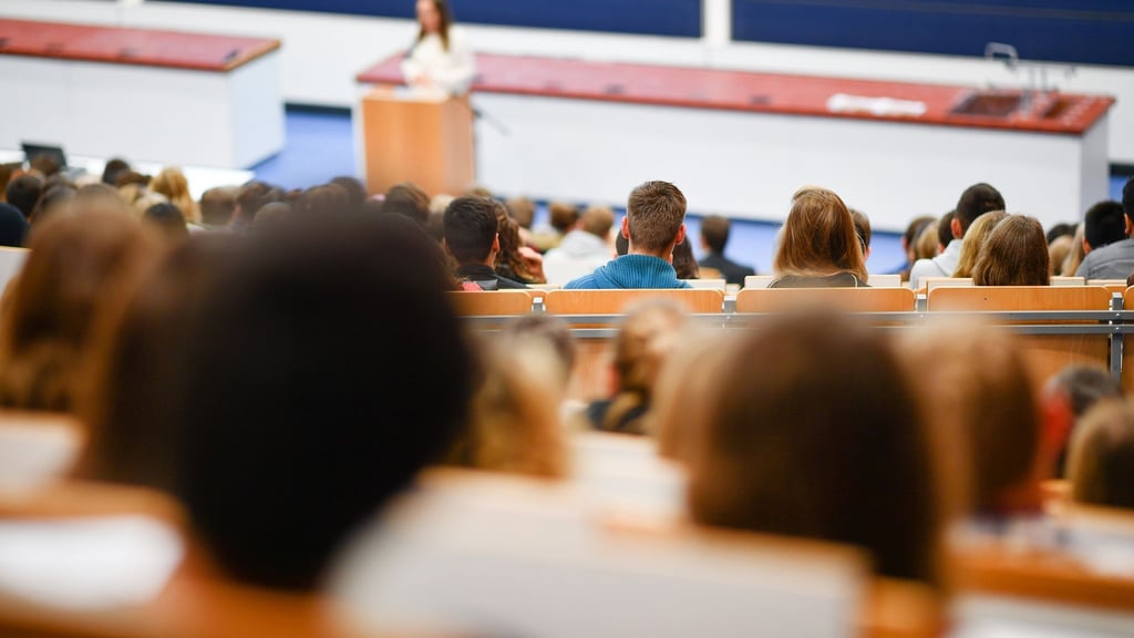 Laut dem dritten Entlastungspaket sollen Studierende eine einmalige Energiepreispauschale von 200 Euro erhalten. Doch wann die Auszahlung erfolgt, ist noch unklar.