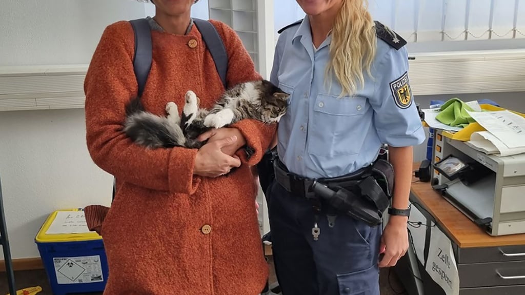 Katzenbesitzerin Alina Huber (l) mit Polizeikommissarin Elisabeth Sitka (r) und Katze „Rosie“ nach deren Bahnreise von Regensburg zum Münchner Flughafen und zurück.