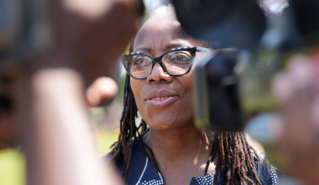 Tsitsi Dangarembga, Friedenspreisträgerin des Deutschen Buchhandels, simbabwische Autorin und Filmemacherin, spricht mit Journalisten, als sie vor dem Amtsgericht in Harare eintrifft.