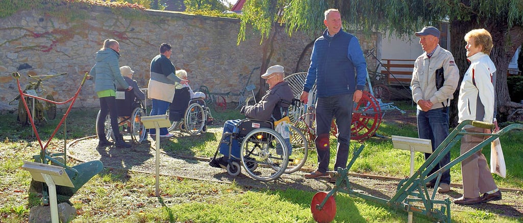 Die Zeitzeugenausstellung bot dieses Mal das Ziel des Spaziergangs mit dem Bürgermeister (M.). Nicht alle landwirtschaftlichen Geräte und Maschinen befinden sich in einem guten Zustand.