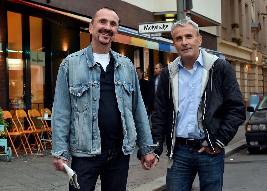 Karl Kreile (l) und Bodo Mende spazieren im September 2017 durch Berlin. Das Paar ist seit 1979 zusammen und gehörte zu den ersten, die ihre eingetragene Lebenspartnerschaft in eine Ehe umwandeln ließen.