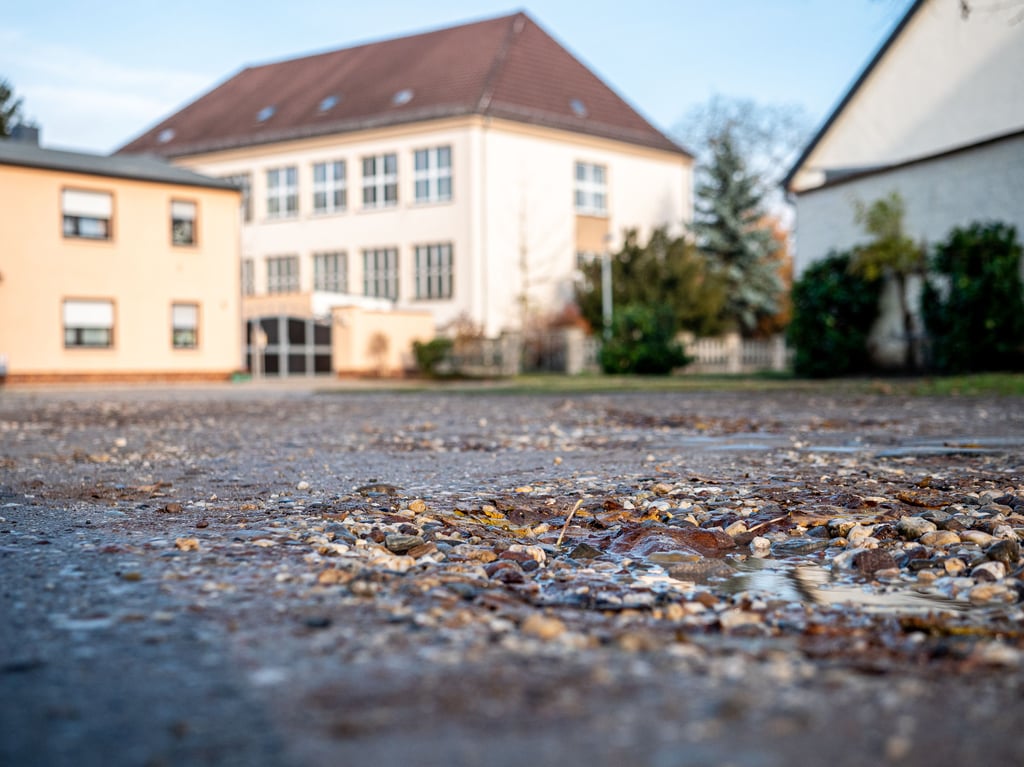 Schon im Einfahrtsbereich von der Töpferstraße kommend ist klar zu erkennen, dass der Schäferdamm sanierungsbedürftig ist. Eine Sanierung ist nun aber vom Tisch. Ob und wann die Straße jemals wieder "angefasst" wird, steht in den Sternen. Foto: Thomas Schäfer