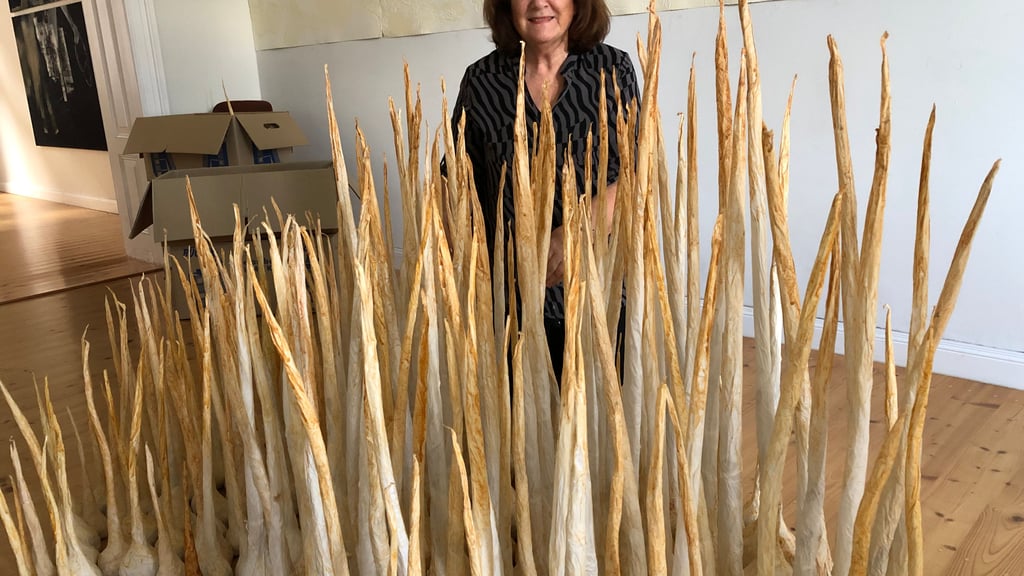 Hannelore Weitbrecht steht hinter ihrer Installation.