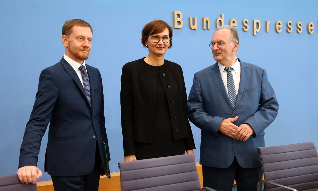 Michael Kretschmer (CDU, l), zu Beginn einer Pressekonferenz.