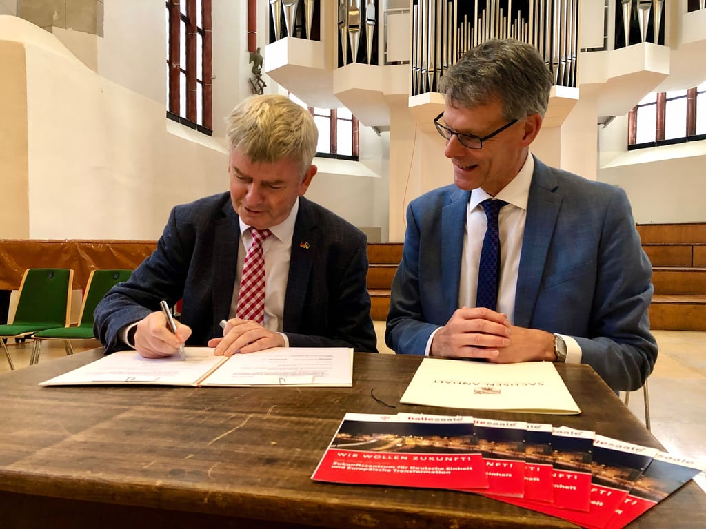 Ministerialdirigent Markus Kreye (l.) und Bürgermeister Egbert Geier am Mittwoch in der Konzerthalle Ulrichskirche.
