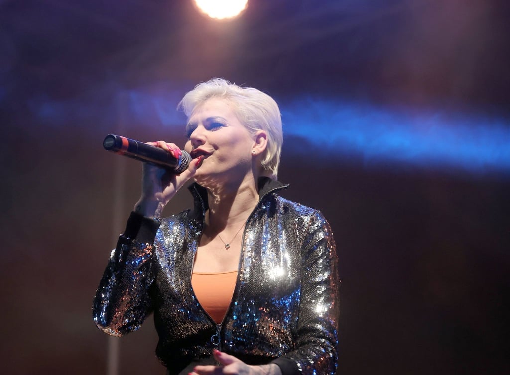 Schlagersängerin Melanie Müller singt auf der Bühne bei einer Autodisco.