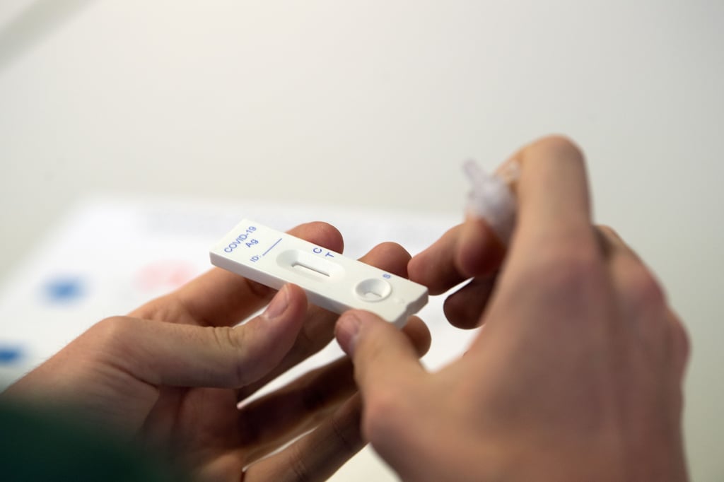 Ein Corona-Schnelltest. Im Salzlandkreis gibt es mehrere Firmen, die Spucktests herstellen. Die Kreisverwaltung hatte in einer Mail eines empfohlen.