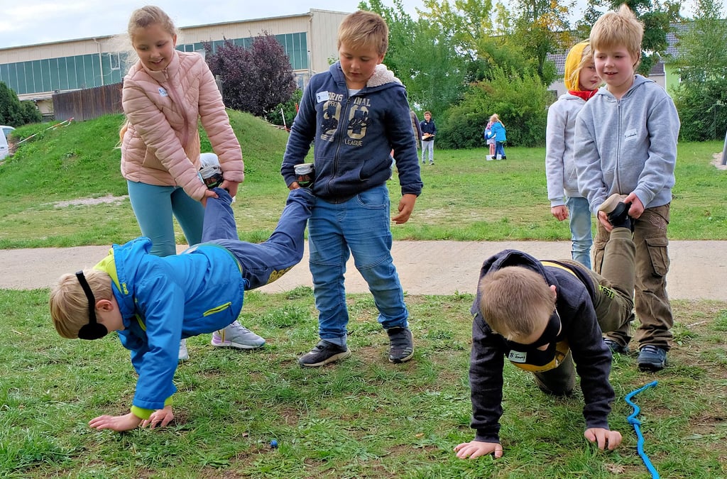 Mit verbundenen Augen ist die Suche nach den Nierensteinen keine einfache Sache. Die Mitschüler dienen sozusagen als Navigationssystem.