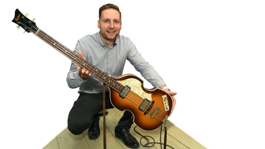 Museums-Mitarbeiter Martin Schmidt mit einem Höfne-Bass.