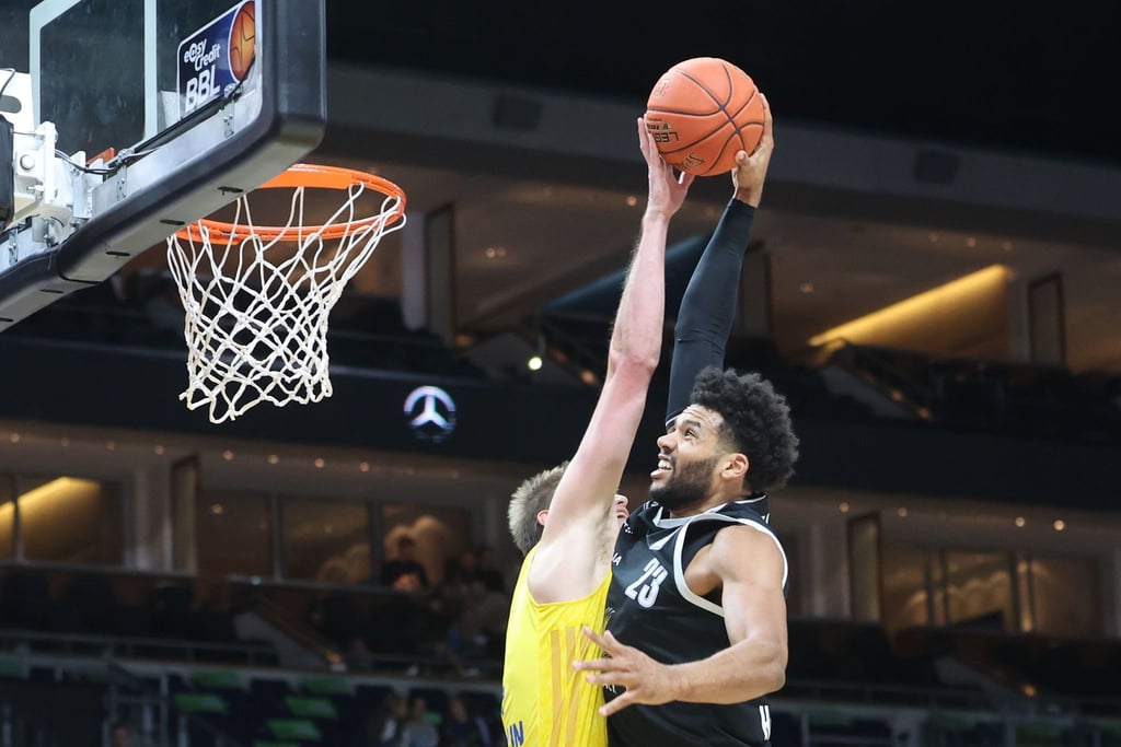 Yoeli Childs (r) von den Hamburg Towers geht gegen Albas Ben Lammers zum Korb.