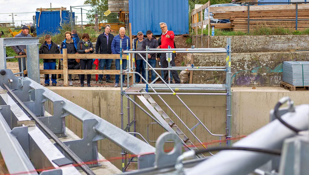 Norbert Schlegel (r.) gibt Gästen des Richtfestes einen Überblick über das im Bau befindliche Wasserkraftwerk bei Großosida.