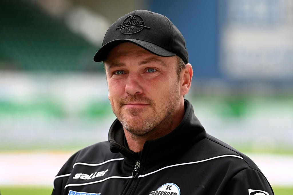 Zweitligist SC Paderborn und Trainer Lukas Kwasniok haben ihre Zusammenarbeit vorzeitig bis zum Sommer 2025 verlängert.