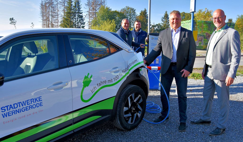 Bei der Einweihung der E-Lade-Säulen auf dem Parkplatz in Drei Annen Hohne betanken Steffen Meinecke, Ronald Fiebelkorn, Markus Mende und Thomas Schult (von rechts) ein Elektrofahrzeug der Stadtwerke Wernigerode.
